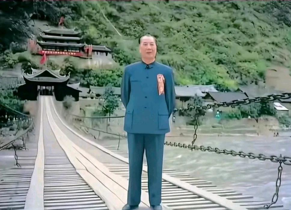 这是一张极其珍贵的历史照片。1986年10月18日，时任全国政协副主席的杨成武上