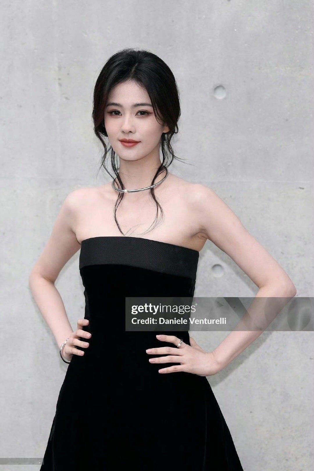 白鹿随拍直出白鹿米兰时装秀G社生图，这真是闪耀米兰了，真漂亮 ​​​