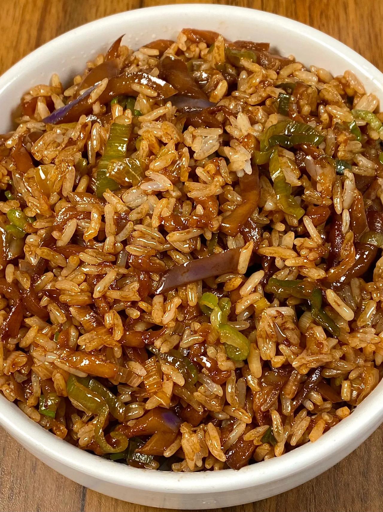 最近一直刷到这个茄子饭，我馋的狠🤣下班买了茄子和大葱就安排上啦
真的泰好吃啦，