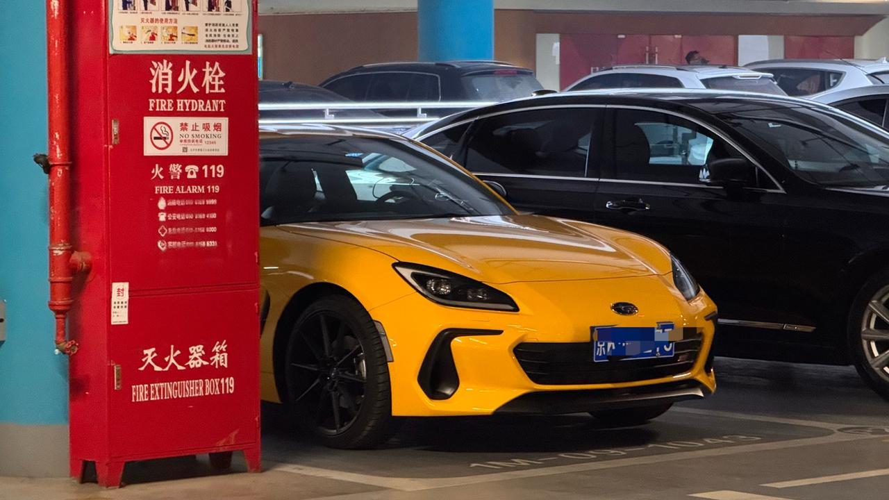 最适合冬天开的黄色小跑车
暖色调冬天开着心都暖
夏天就需要火红的配色
什么时候可