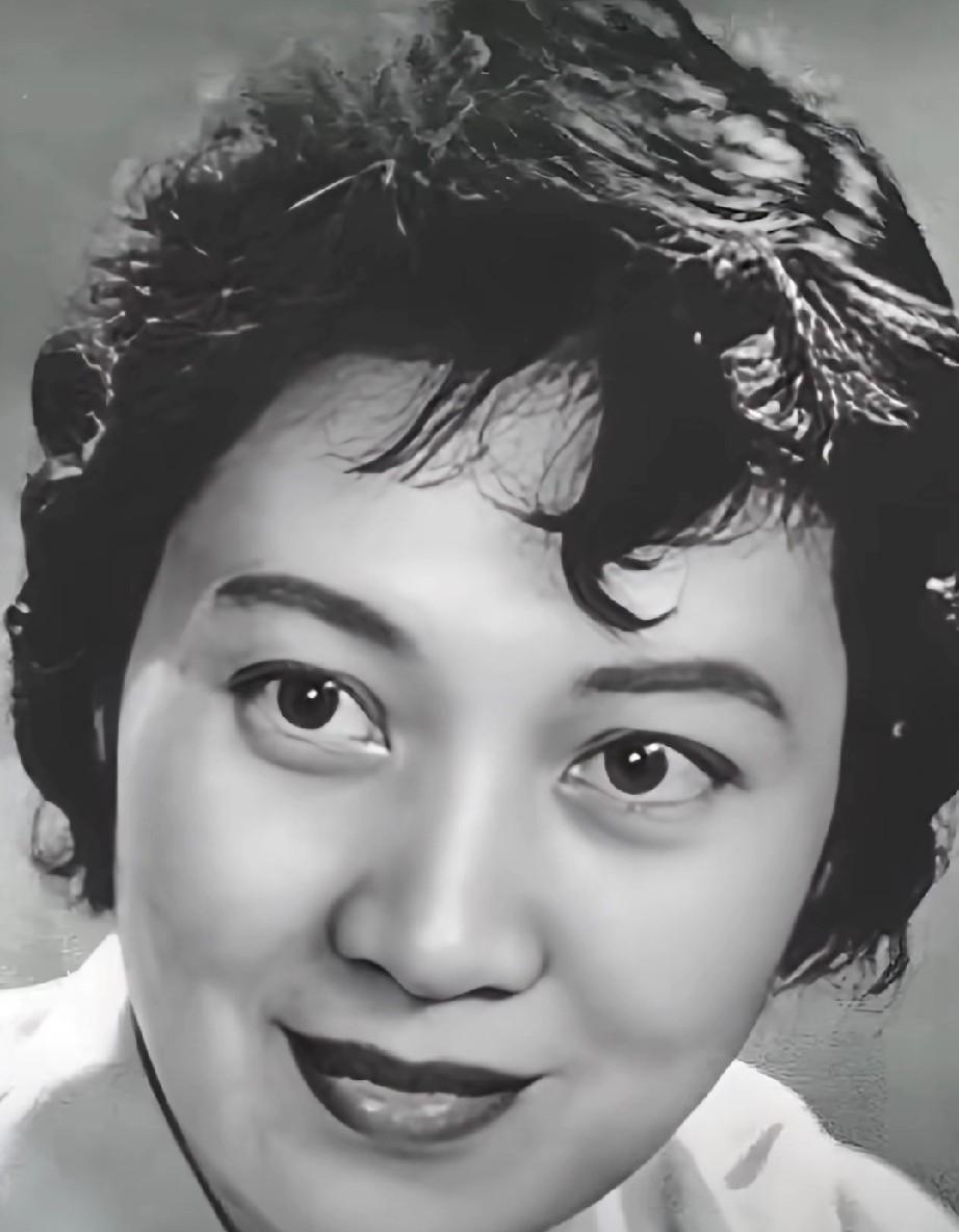 1952年，在八一电影制片厂的片场，王苹把演员的椅子推开，坐到了导演监视器后面。