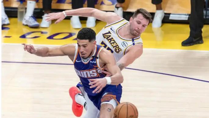 今日12月2日，强队纷纷输球了，火箭输给了垫底的爵士队，独行侠逆转了掘金，另一方