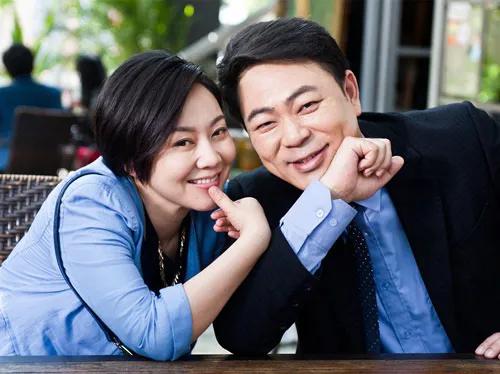 一次排练，高亚麟指着闫妮说：“你能不能放下剧本？”闫妮一本正经地回复：“那不行，