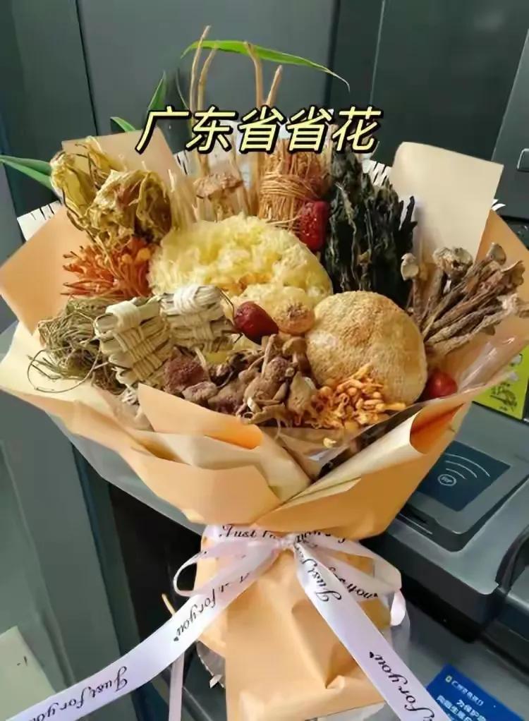 看了
广东学生的毕业花束
我才知道
广东省的“省花”
原来是这样的
太符合广东的