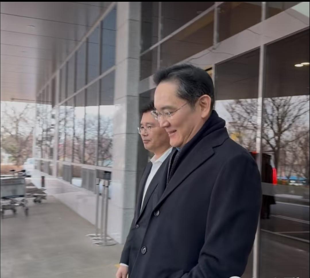 1月6号下午，李在镕结束北京行程，在首尔金浦机场落地了。

李在镕穿得挺简单，就