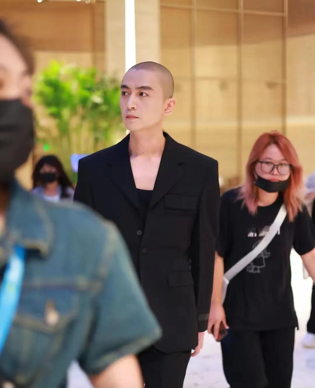 那么帅的陈晓
为什么剪个光头呀
这样看起来个性是十足了
但帅气好像减少了很多
不