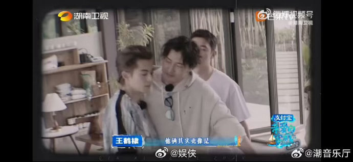 武大靖给王鹤棣送黄桃罐头东北专属浪漫太懂了！黄桃罐头藏着满满心意，武大靖暖心投喂