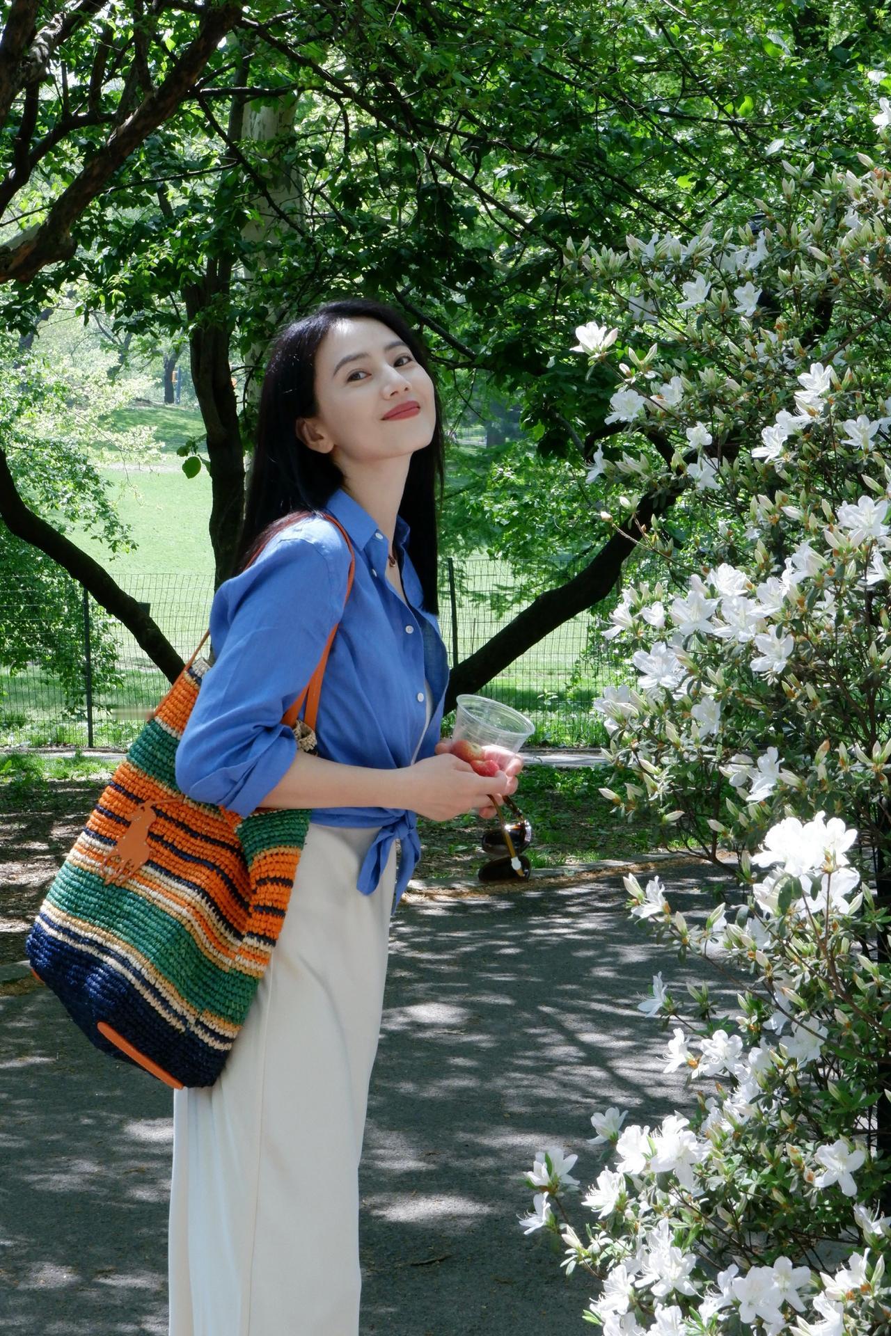 高圆圆公园散步照，好美好清新。不愧是国民女神，四十岁的年龄，二十岁的外貌。高圆圆