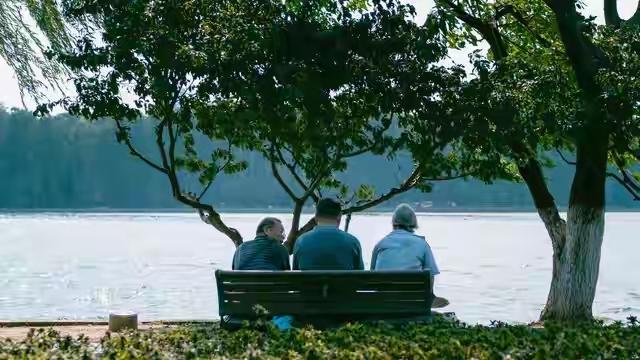 真的！我们结婚时还借过人家的床和草席子呢！现在想想还挺有意思的，也很惭愧啊，家里