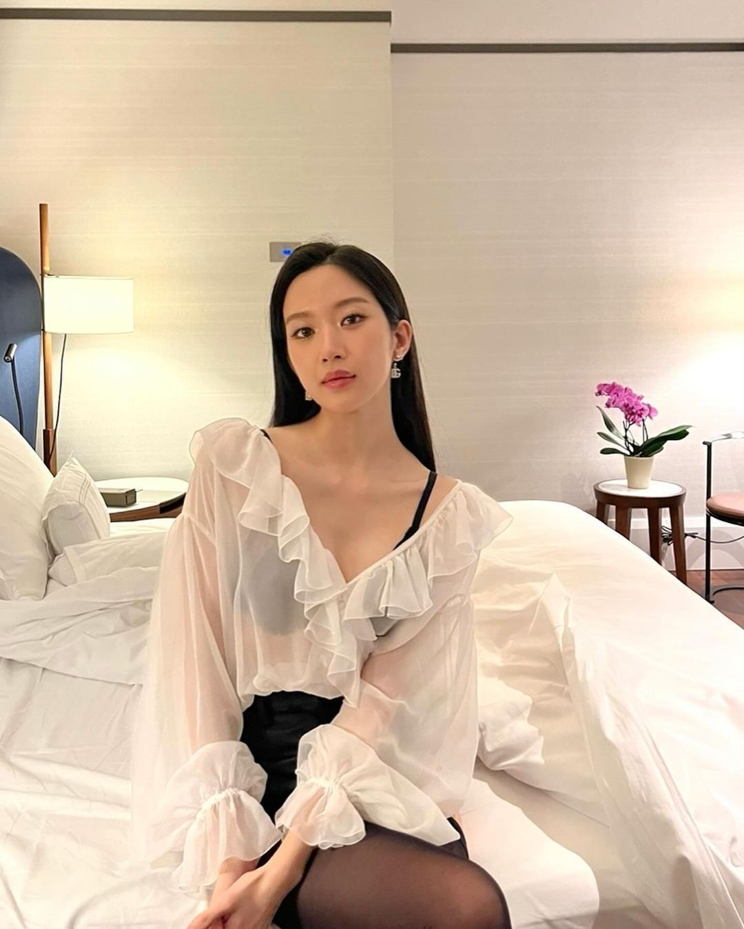 文佳煐画报大片：黑白穿搭大长腿，浪漫冷酷的欧尼。文佳煐