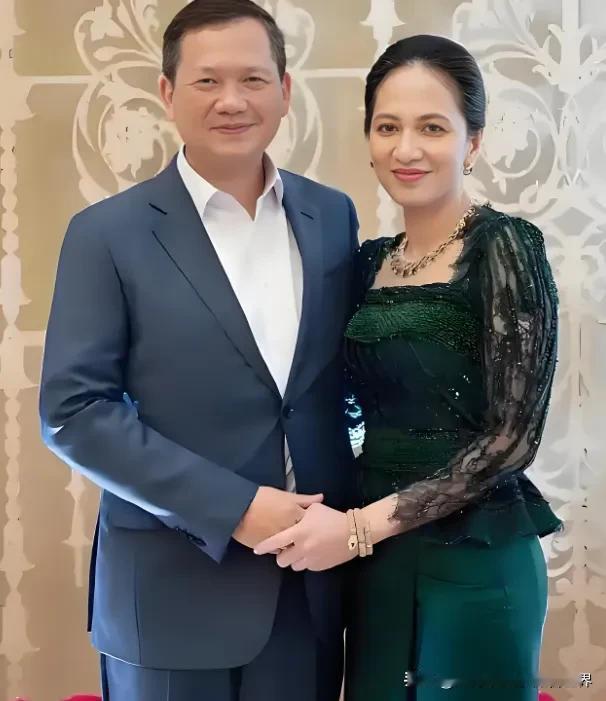 洪玛奈的夫人确实比佩通坦更加的美丽，不得不说，洪森挑儿媳妇的目光还是不错的。洪玛