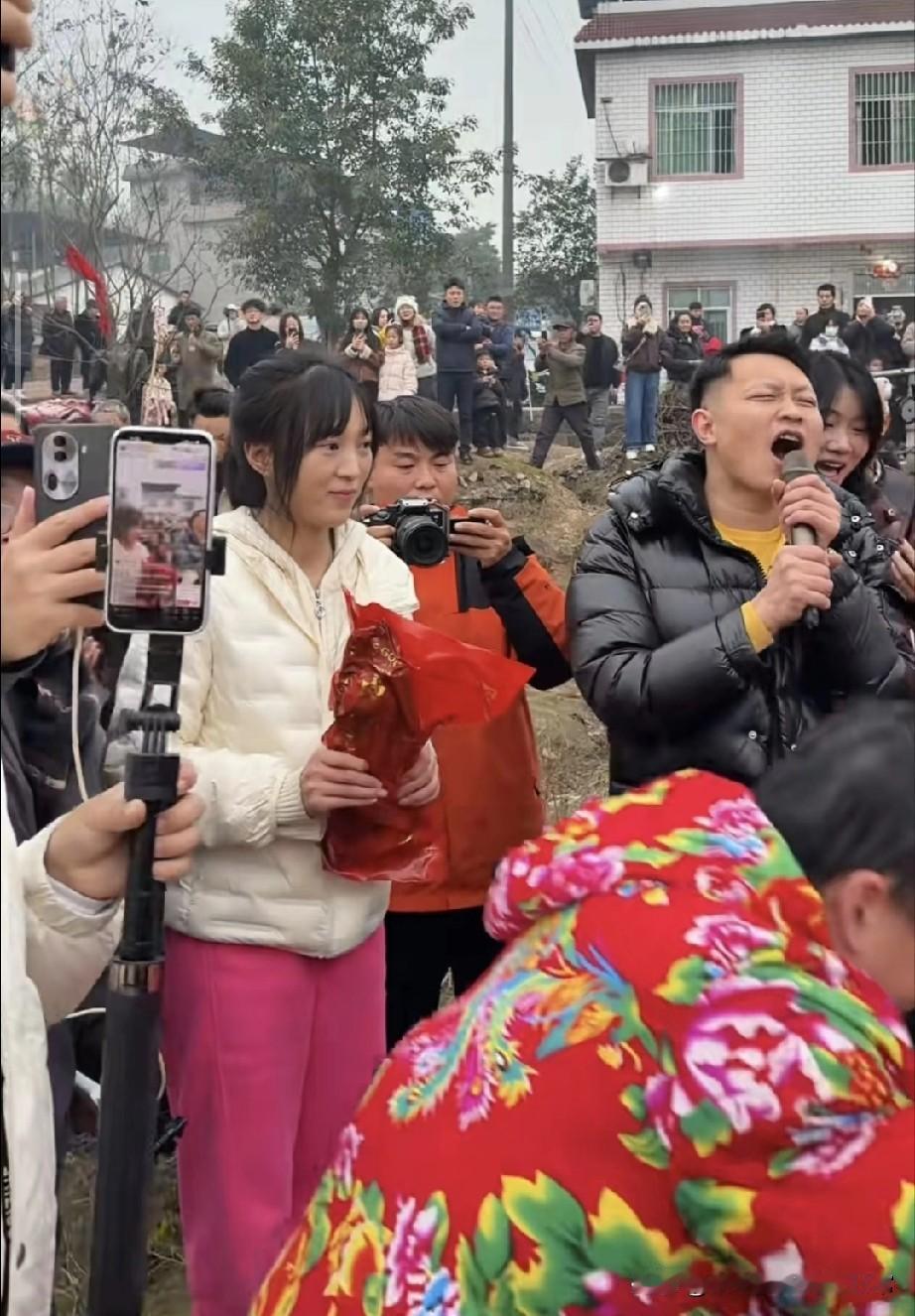 合川呆呆喊人杀年猪，日入200万却愁到哭
 
重庆合川的呆呆彻底火出圈了！本来只