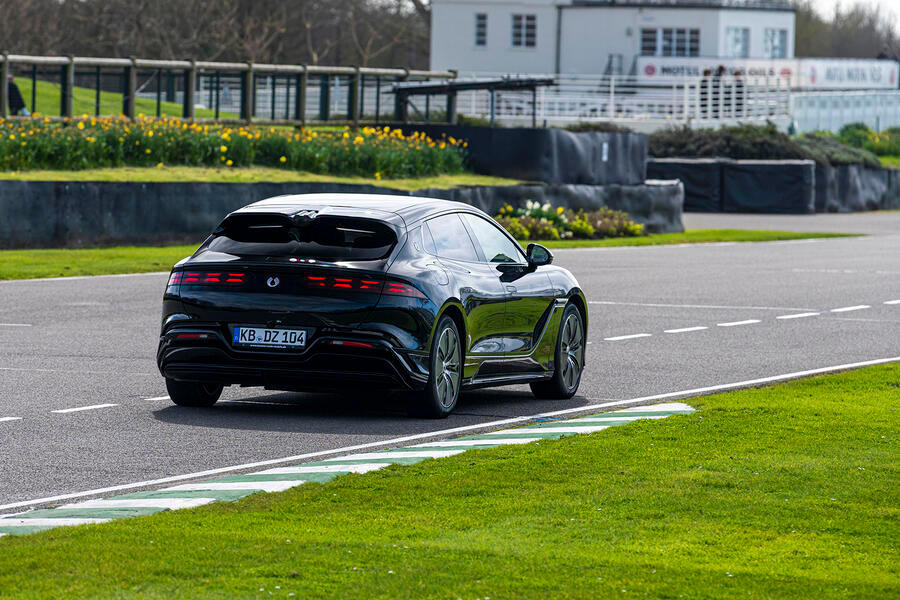 腾势Z9GT在古德伍德赛道 