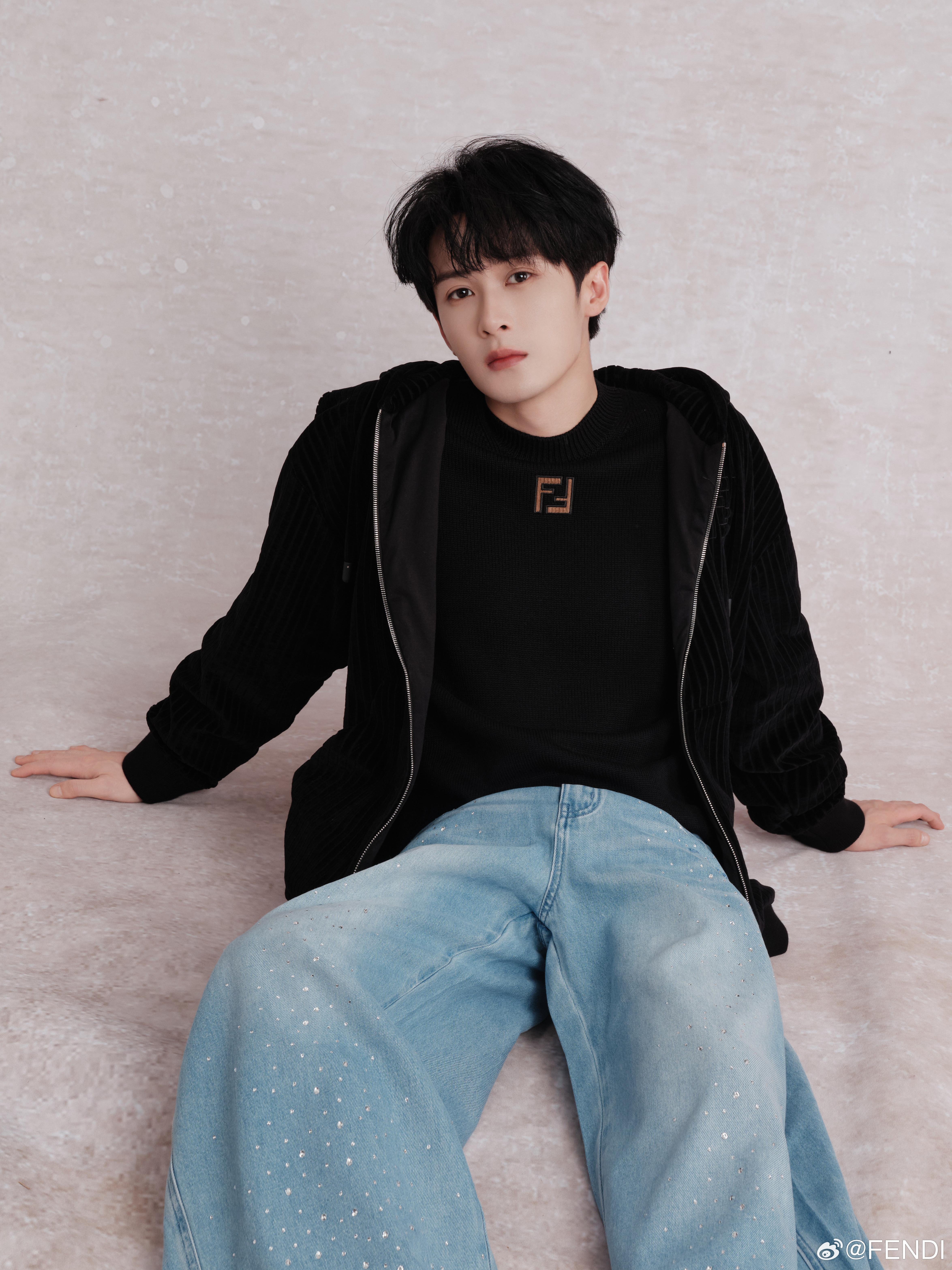 檀健次 × 元宵营业自拍，男装代言人还带来 FENDI 全新大片宣传，团圆佳节，