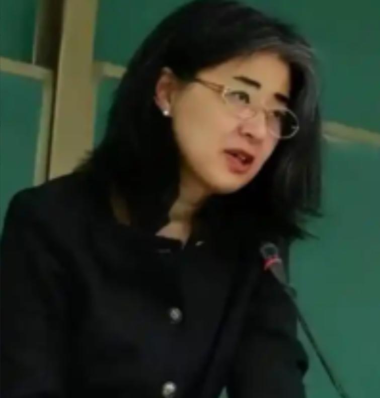 1999 年，28岁北大才女田晓菲嫁给自己的美国导师，父母气的咬牙切齿，但田晓菲