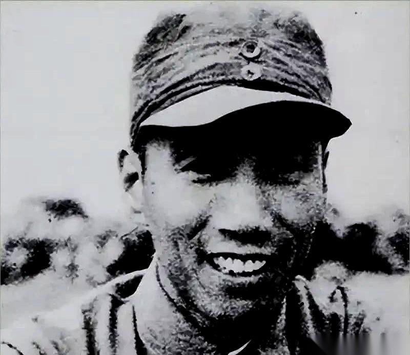有个国军团长，叫陈锐霆。
1941年，他刚拖着整个山炮营投了新四军，半夜就被人堵
