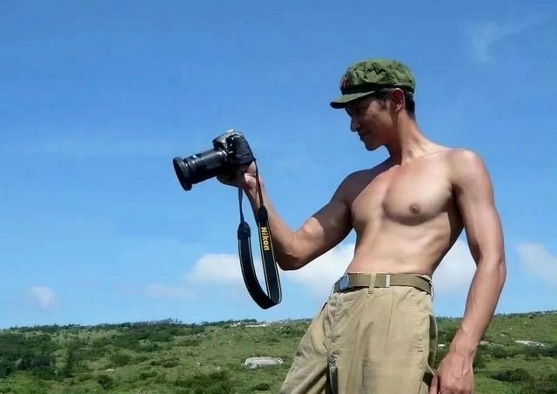 这胸肌你说是王劲松的 哇偶这个年纪还能练得这么好的身材，也是蛮厉害的 