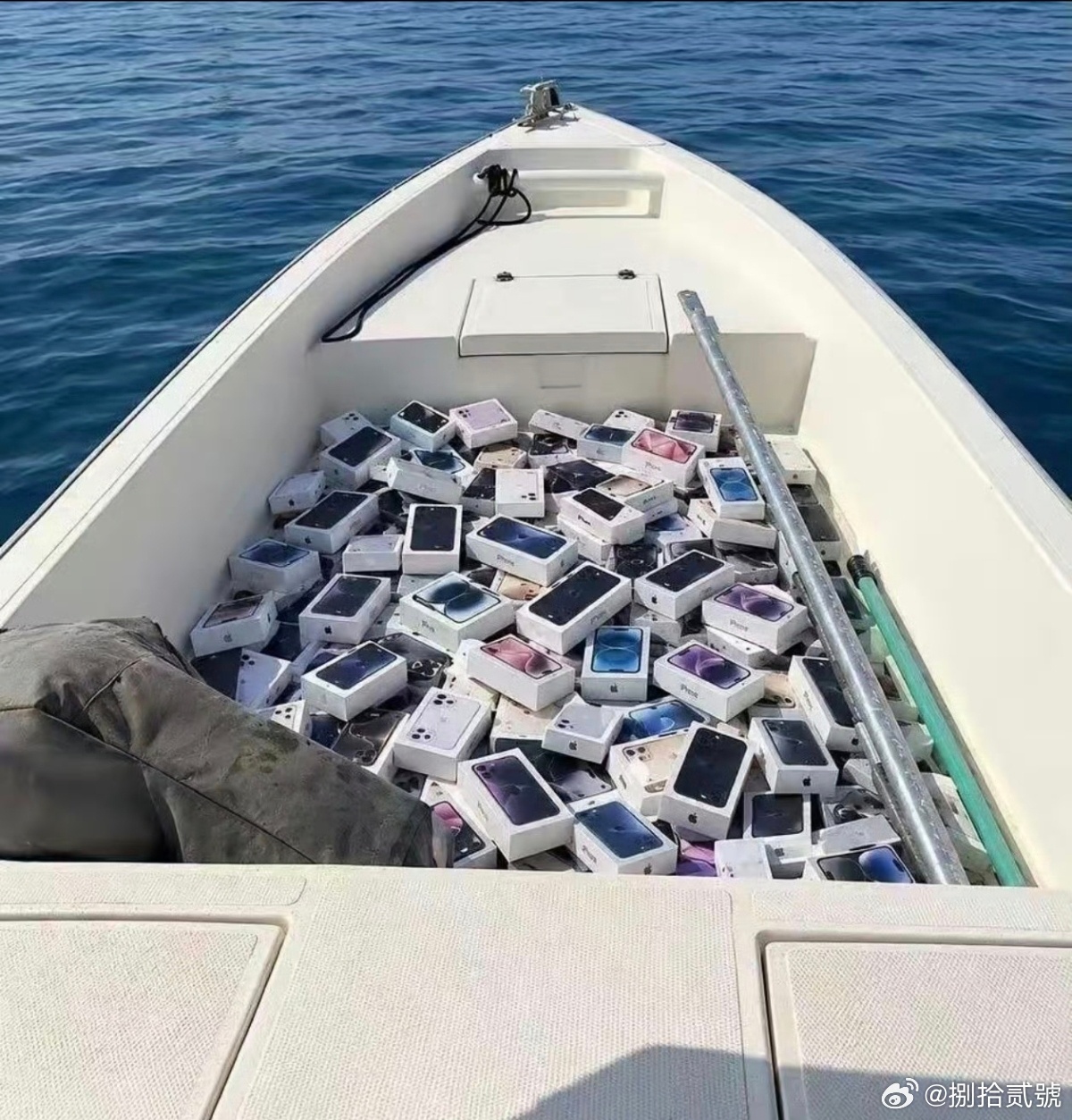 货轮沉没大量iPhone漂浮海面霍尔木兹海峡的渔民没去打鱼，全都去捞iPhone