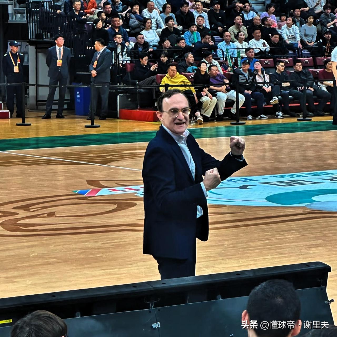 辽篮外教洛佩斯不再吞声忍气！莫兰德替补大外援已经抵达香港，他叫杰登，曾经全美五星