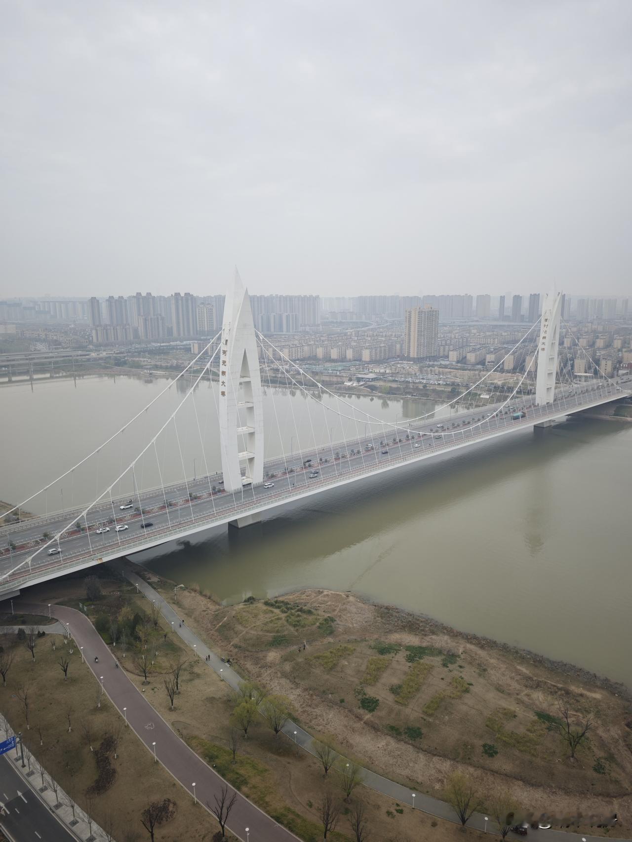 港务区枫林九溪观澜的高层视野真的优秀，如果考虑河景房，可以来实地看看西安楼市