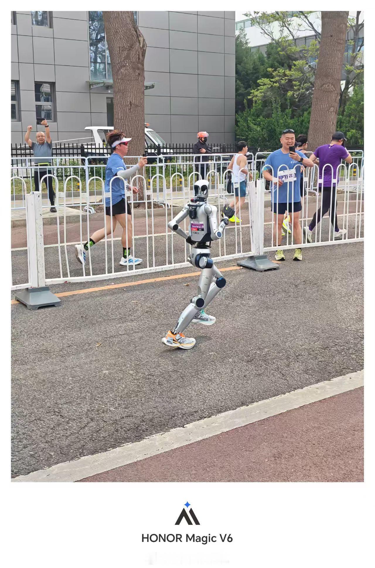 荣耀自研机器人元气仔征战 2026 北京亦庄人形机器人半程马拉松，全程佩戴即将发