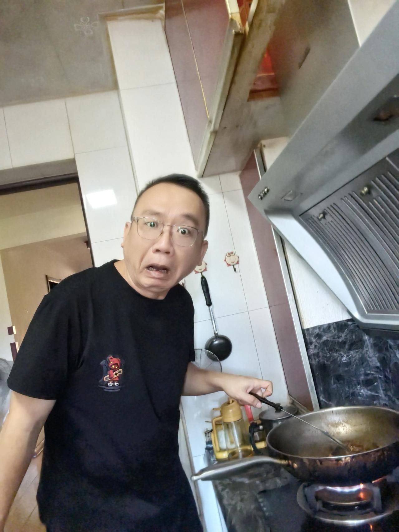 儿子今天又在厨房显摆，看他嘚瑟嘚瑟的那个样，好像胸有成竹啊，左一咔嚓又一咔嚓，忙