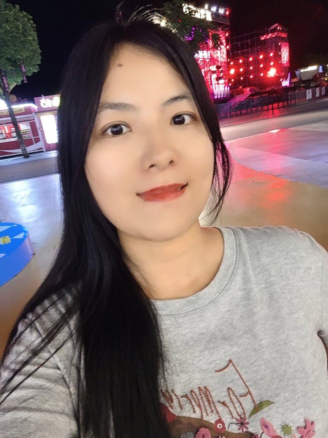 年轻的时候拍古装片，找个符合古典感的鹅蛋脸得跑三个城市，现在直接站我跟前了。我以