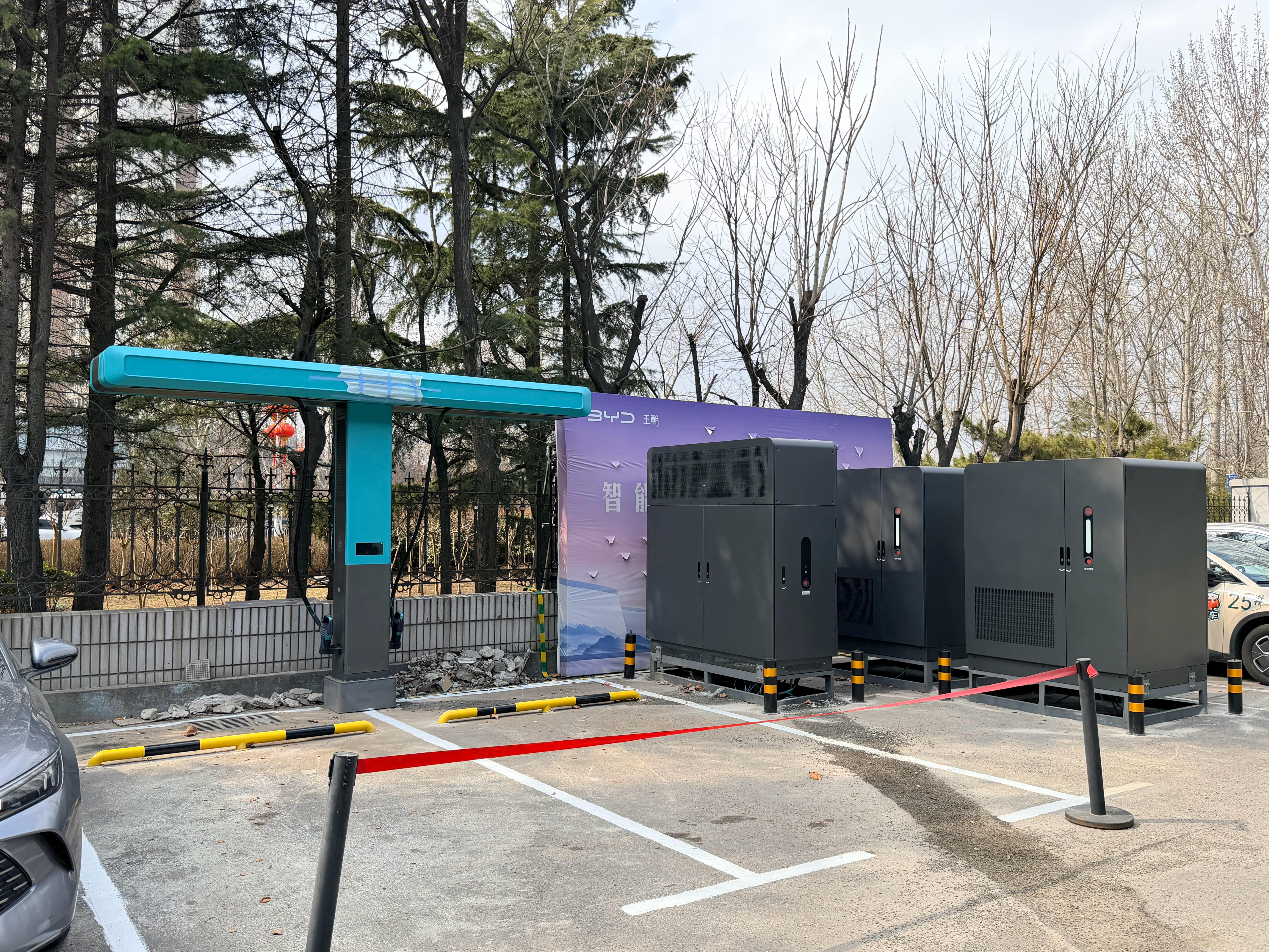 从深圳回来又又又钻比亚迪店里来了🤣看图4、图5、图6家人们眼熟不？刚拍照片的时