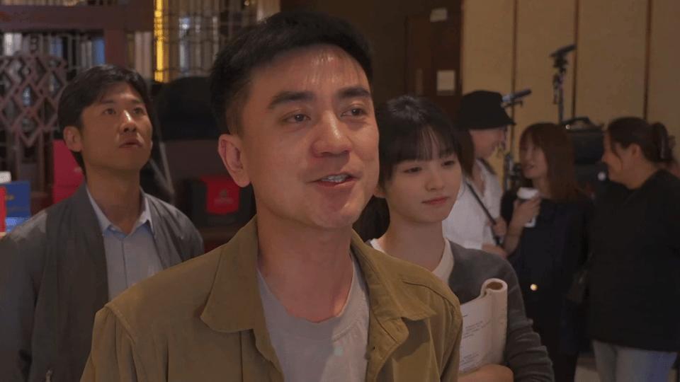 王骁片场现挂德云社相声没人告诉我王骁还会说相声啊 王骁说加相声段子时特别淡定，一