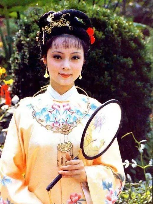 各版薛宝钗竞相露面，看看谁是你心中最喜欢的宝姐姐。
     ①张莉经典版端正大