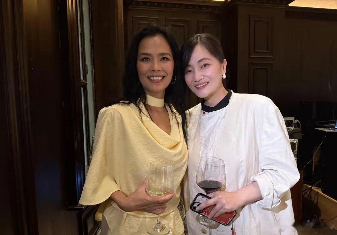 韦唯分享和吴彦姝、文淇自拍照，三人搂肩好欢乐美得好养眼 ​​​