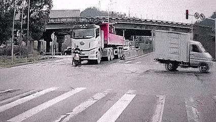 说实话，咱老百姓过日子是不是经常觉得倒霉事一茬接一茬？
比如手机刚摔裂屏，紧接着