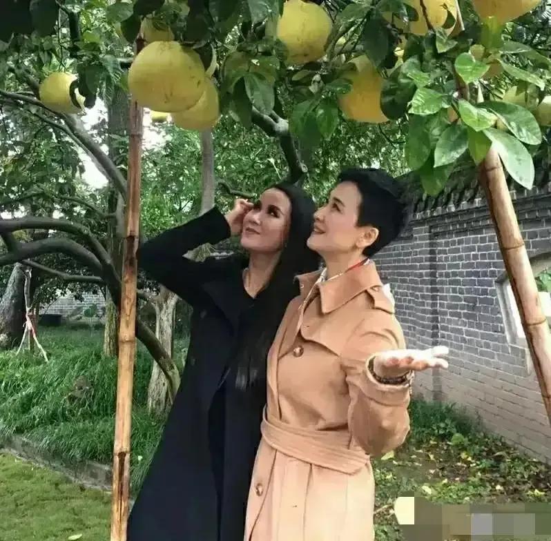 李小琳女儿李琳喧近照

退休前的李小琳工作繁重，经常和女儿分居两地，2018年退
