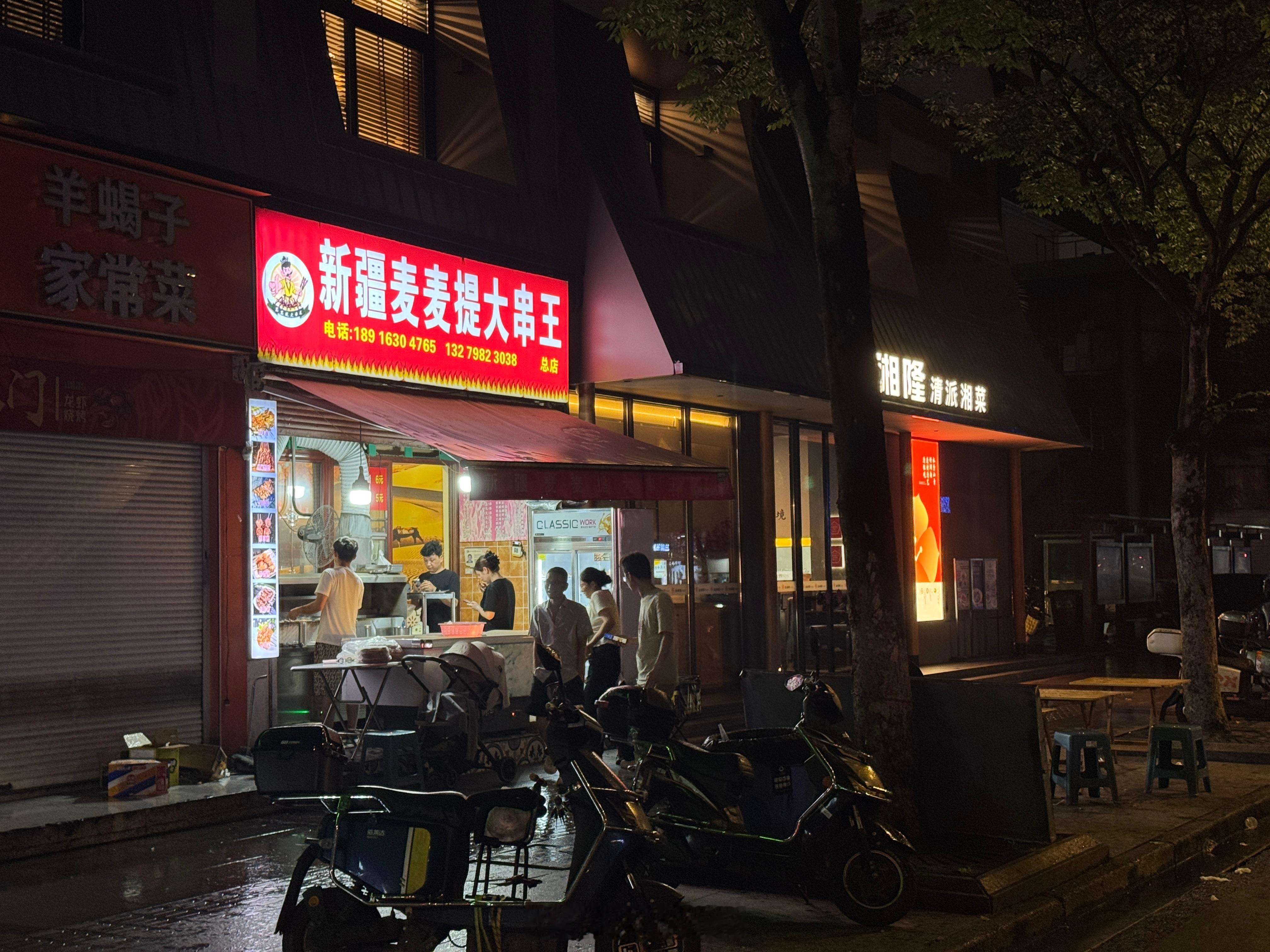 又去按摩了。现在我最频繁的休闲方式，可能就是按摩。今天 16 号师傅和 10 号