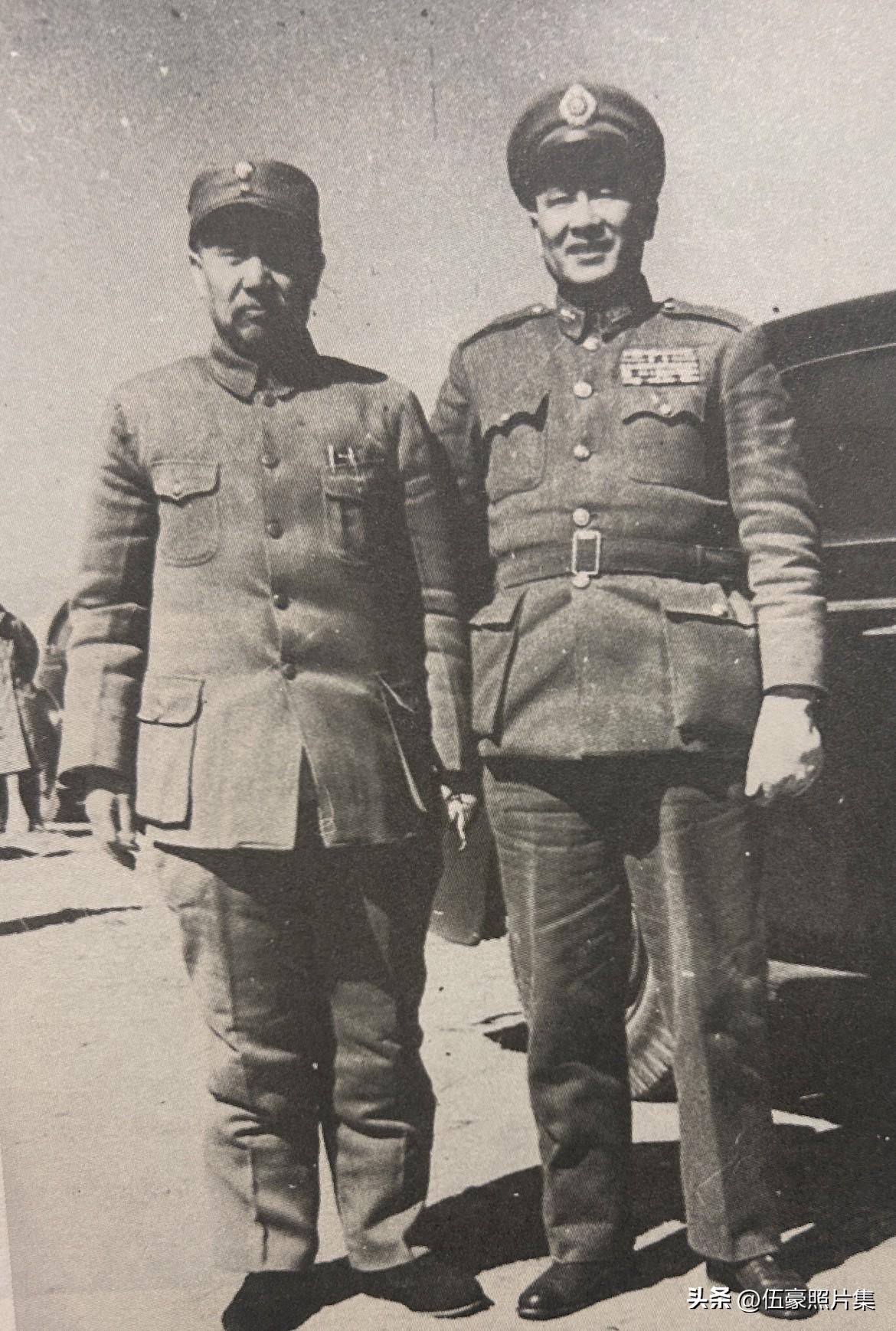 1946年，白崇禧抵山西省会太原，第二战区司令长官兼山西省主席间锡山在机场欢迎并
