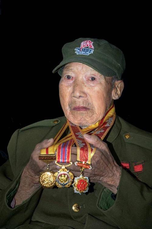 1951年，一个志愿军战士往阵地送弹药，却发现干部全部牺牲，只剩15个新兵，他连