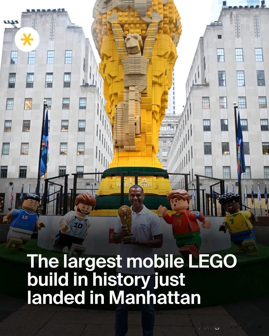 巴西足球传奇人物卡福协助揭开了这座高达 27 英尺的惊人乐高建筑。这座建筑的制作