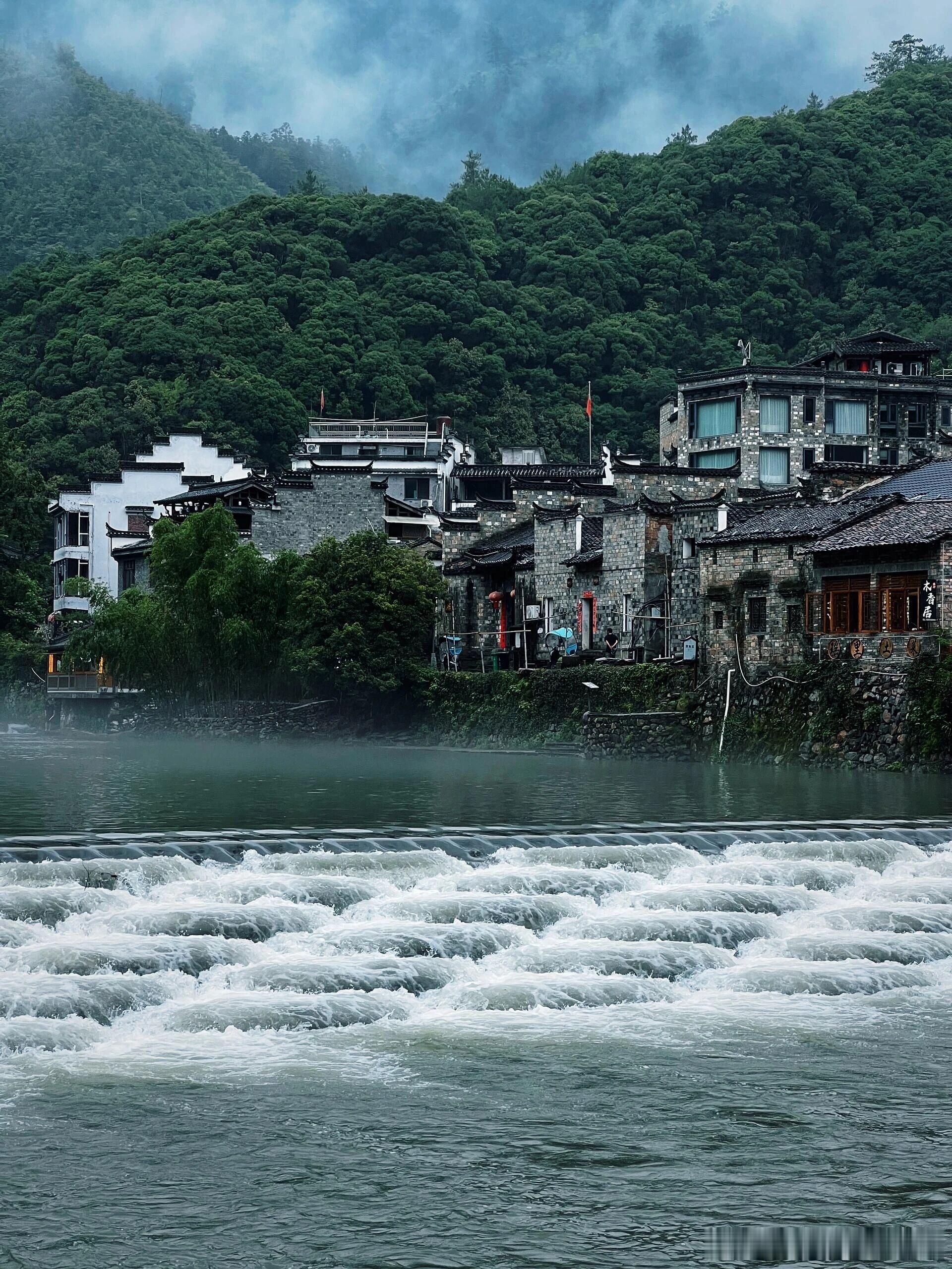 说实话旅行哪需要什么大道理不过是暂时跳出日常琐碎找一座温柔小城，吃点好吃的，安安