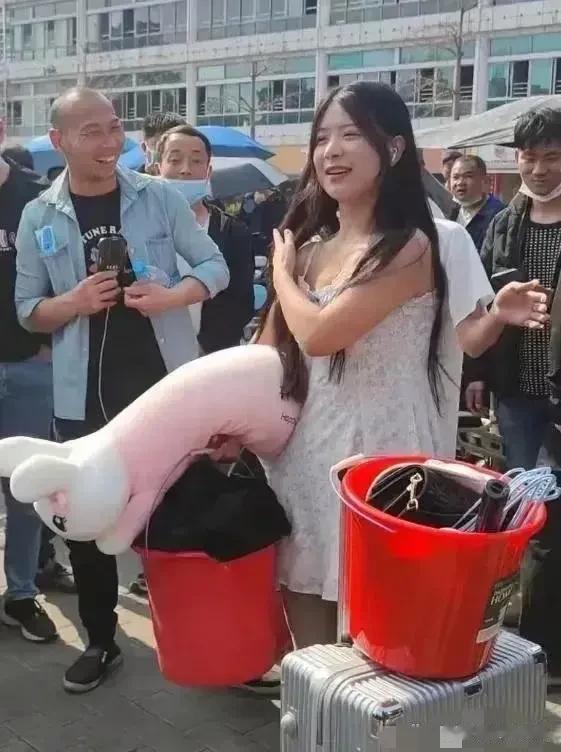 她的第一次进厂，工友们都好热情啊[我想静静]大家应该都很好相处吧。听说好几个之前