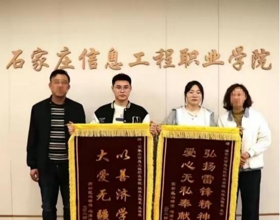 2024年，河北2名大学生坐网约车，然而刚走1公里，司机就把车停在路边，对他们说