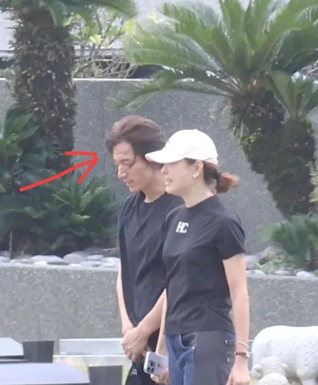 8月13日，言承旭被拍到前往大S墓地所在的金宝山悼念。他一身黑衣，在墓前低头，久