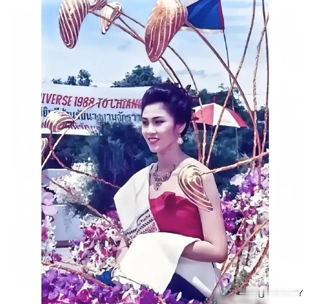 都说她年轻时美得让人挪不开眼！这才是她年轻时的真实容貌，这张照片摄于上世纪80年