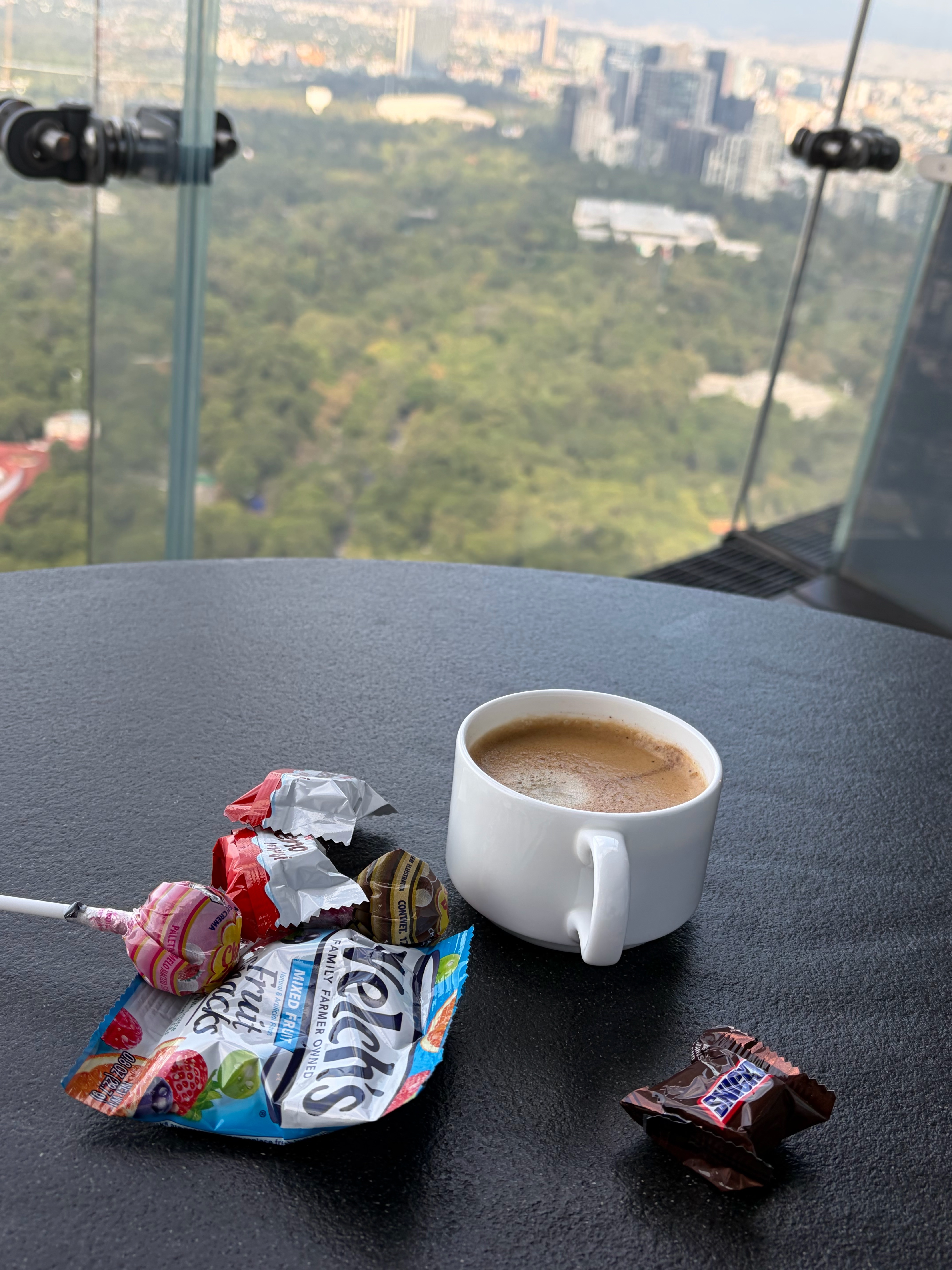 热了牛奶配糖果在阳台看风景的小宝宝🤲🏻 ​​​