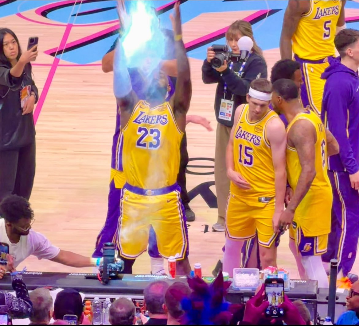 詹姆斯与罗伯特·帕里什并列，成为NBA历史上比赛场次最多的球员（1611）。 