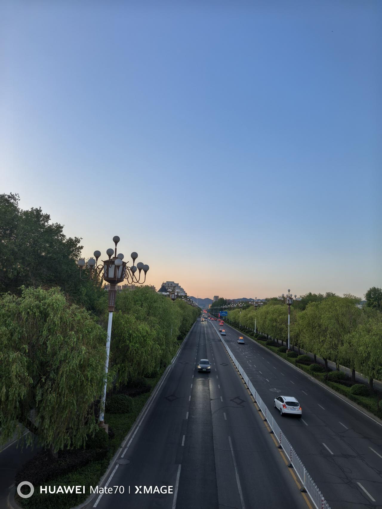 市府东路一路向北，直到远方的大青山！