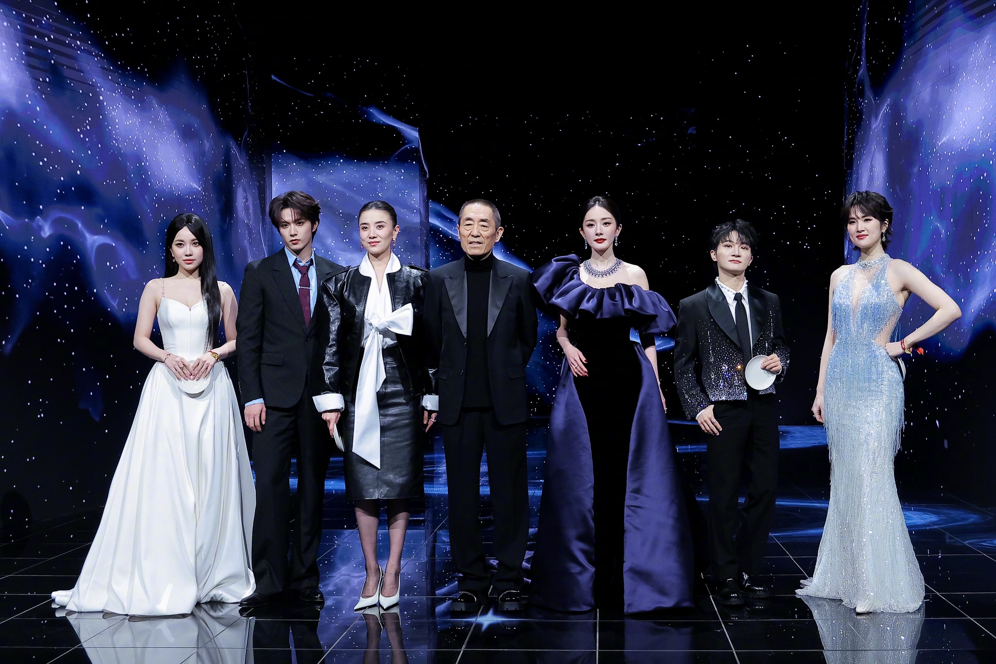 微博之夜 惊蛰剧组来压轴了。微博之夜红毯