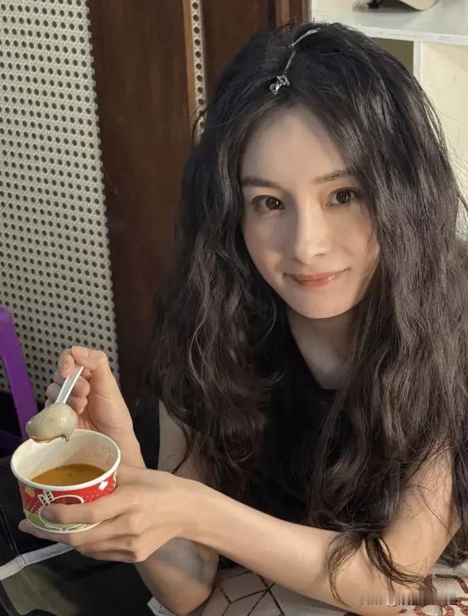 杨幂起诉黑粉侵犯名誉权还索赔5万这事，真挺解气的。现在网络上一些人张嘴就来，根本