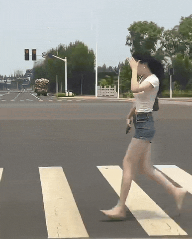 美女走路也能这么有范儿，真是赏心悦目啊！