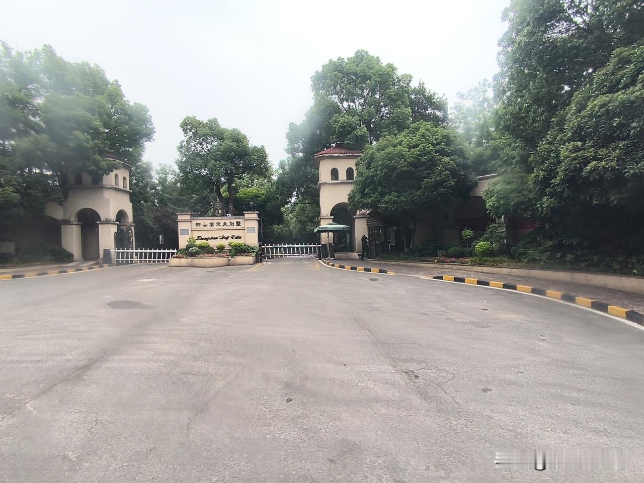 今天公交车上拍的南京钟山高尔夫别墅和苏宁钟山高尔夫酒店，这就是南京顶级富豪榜和有