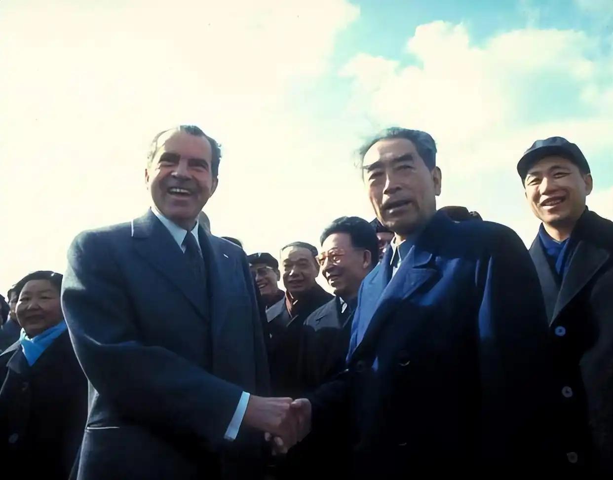 美国总统尼克松访华时，与周总理一起参观了南京长江大桥。尼克松看了看桥，给总理出了